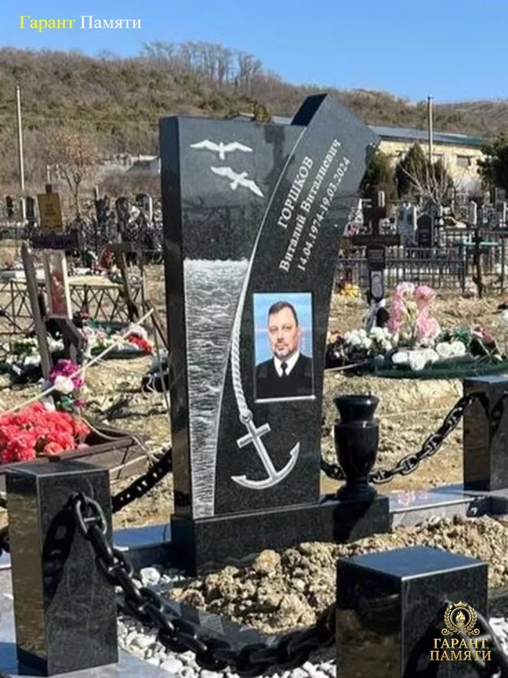 Памятник из гранита Моряку 22
